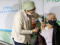 İsrail'de 50 yaş üstüne ve sağlık çalışanlarına üçüncü doz Kovid-19 aşısı yapılacak