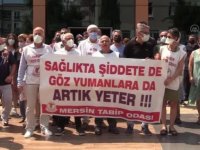 Mersin'de sağlık çalışanları meslektaşlarının darbedilmesini protesto etti