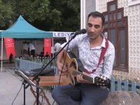 Erzincanlı ses sanatçısı canlı müzik organizasyonuyla gençleri aşıya davet etti