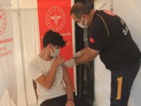 Erzincan Sağlık Müdürü Hirik, 16 yaşındaki oğluna Kovid-19 aşısı yaparak gençlere çağırı yaptı