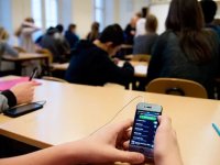 Suudi Arabistan, okullarda cep telefonu kullanımını ve eğitim tesislerinin fotoğrafını çekmeyi yasakladı