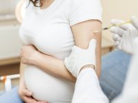 Sosyal medyadaki aşı karşıtı paylaşımlardan etkilenen hamilelere "bilime inanın" önerisi