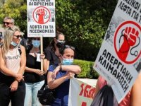 Yunanistan'da sağlık çalışanları Kovid-19'a karşı aşı zorunluluğunu protesto etti