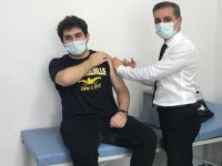 Diyarbakır İl Sağlık Müdürü Tekin 2 çocuğunun Kovid-19 aşısını yaptı