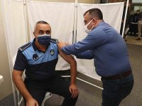 Bağcılar'da vatandaş ile belediye personeline randevusuz Kovid-19 aşı uygulaması yapıldı