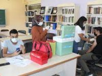 Bitlis'te lise öğrencileri velilerinin onayıyla aşı olmaya başladı