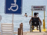 Mersin'de engelliler için halk plajlarına rampa yerleştirildi