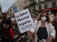 İspanyollar ülkelerinde artış gösteren intihar girişimlerine karşı ilk kez gösteri yaptı