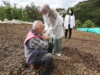 "Kovid-19 savaşçıları" aşı hizmetini fındık bahçesinde vatandaşların ayağına götürüyor