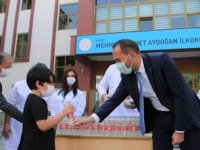 Niğde Belediyesi öğretmen ve öğrencilere maske ve kolonya dağıttı