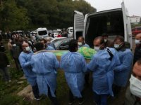 Bebeği sezaryenle alındıktan sonra Kovid-19'dan ölen kadının cenazesi toprağa verildi