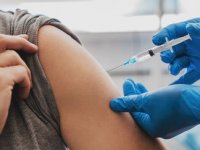 En az iki doz Kovid-19 aşısı yaptıranlar temaslı olduğunda karantinaya girmeyecek