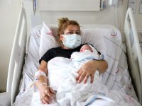 Kovid-19'a yakalandığı hamilelik sürecinde aşısını yaptıran kadın bebeğini kucağına aldı
