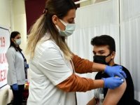 Karabük'te lise öğrencileri, aşılarını uygulama merkezinde oluyor