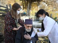 Üç doz aşısını olan 112 yaşındaki Mehmet dede sağlığını koruyor