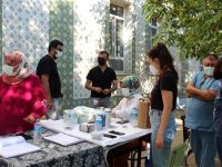 Osmaneli Kaymakamı Ünal ilçedeki vatandaşlara Kovid-19 aşısının önemini anlatıyor