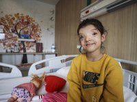 Minik Ayşenur'un normalden daha ayrık olan gözleri ameliyatla yaklaştırıldı