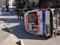 Sancaktepe'de otomobil ile çarpışan ambulans devrildi