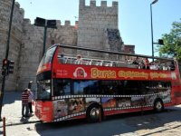 Turist otobüsü "akılcı antibiyotik kullanımı" için Bursa sokaklarında dolaştı