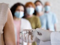 Almanya'da eyaletler riskli gruplarla temaslı sağlıkçılara aşı zorunluluğu istiyor