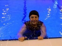 Sağlığı için başladığı yüzmeyi 79 yaşında da aksatmıyor