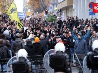 Brüksel'de yaklaşık 35 bin kişi sıkılaştırılan Kovid-19 tedbirlerini protesto etti