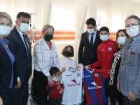 Altınordu Futbol Akademisi sporcuları diyaliz tedavisi gören çocukları ziyaret etti