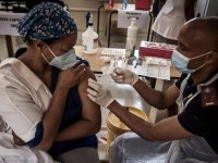 Güney Afrika yeni Kovid-19 aşı alımlarını erteledi