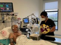 Sağlık çalışanlarından Kovid-19 tedavisi gören emekli öğretmene anlamlı ziyaret