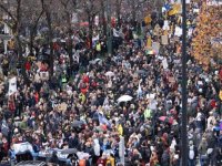 Brüksel'de 50 bin kişi Kovid-19 tedbirlerini protesto etti