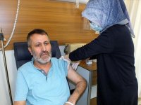 Kovid-19 nedeniyle 105 gün hastanede yattı, taburcu edilmeden aşısını yaptırdı