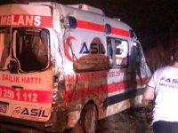Balıkesir'de ambulansın da karıştığı kazada 3'ü sağlık görevlisi 4 kişi yaralandı