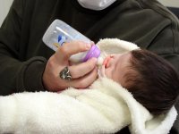 Gürcistan'da yarık damakla doğan bebek, Uşak'taki tedavi sayesinde biberonla besleniyor