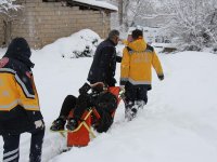 Sağlık ekipleri, kardan yolu kapanan evdeki hastayı sedyeyle 500 metre taşıdı