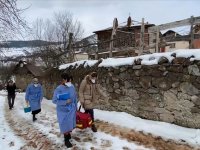 "Sağlık ordusu" karlı yolları aşarak Kovid-19 aşısı yapıyor