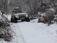 Yolu kardan kapanan köylerdeki aşı taleplerine paletli ambulansla yetişiyorlar