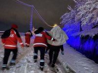 Trabzon'da rahatsızlanan çocuğu sağlık personeli ambulansa kadar sırtında taşıdı