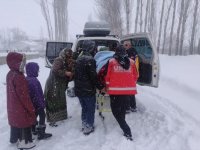 Sağlık ekipleri, kardan yolu kapanan evdeki hamile kadını sedyeyle 1 kilometre taşıdı