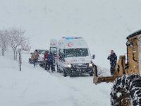 Elazığ'da yolu kardan kapanan köydeki Kovid-19 hastası için ekipler seferber oldu