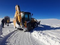 Özalp'ta 72 yaşındaki hasta karla kaplı yolları aşan ekiplerce hastaneye ulaştırıldı
