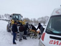 Yolları kapalı köyde rahatsızlanan kadın ambulansa iş makinesiyle taşındı