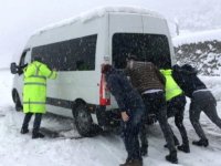 Kardan kapanan yolu açan ekipler hamile kadının hastaneye ulaştırılmasını sağladı