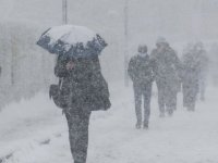 Yoğun kar yağışı sebebiyle güvenlik, sağlık ve ulaşım hizmetlerinde çalışanlar dışındaki kamu görevliler idari izinli