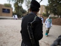 Pakistan'da silahlı kişiler, sağlık çalışanlarını koruyan polisi öldürdü