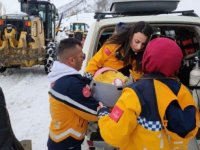 Siirt'te 40 günlük bebek için karla mücadele