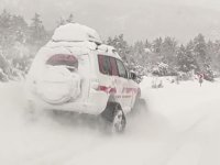 Antalya'da yolu karla kapanan köydeki hastaya paletli ambulansla ulaşıldı