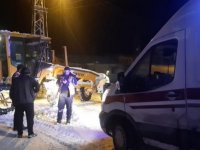 Sivas'ta ekipler yolu kapanan köydeki hasta için seferber oldu