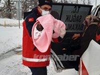 Yolu kardan kapanan mahallede doğum yapan kadın ve bebeği için seferber oldular