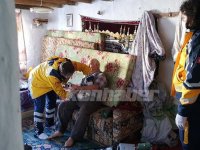 Kırşehir'de sağlık personeli 85 yaşındaki hastayı sırtında taşıdı