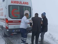 Malatya'da belediye ekipleri 3 hastaya ulaşılması için karlı yolları açtı